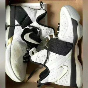 LEBRON SIZE 9.5 BHM